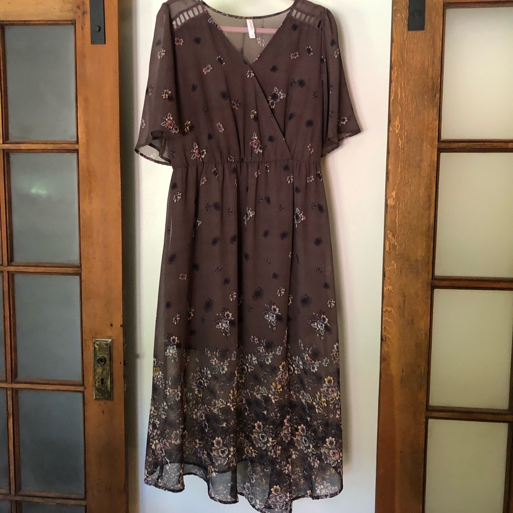 Pretty and lightweight sleeved dress